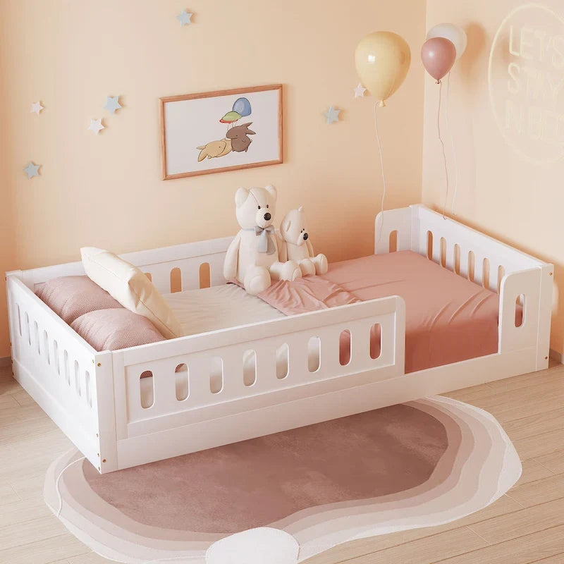 Letto a piattaforma singolo per bambini naturale/bianco con ringhiera semi-chiusa, 1 bambino