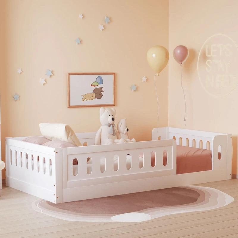 Letto a piattaforma singolo per bambini naturale/bianco con ringhiera semi-chiusa, 1 bambino