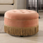 Pouf rotondo d'accento in velluto color pesca, arancione e giallo dorato, trapuntato con frange, monoposto