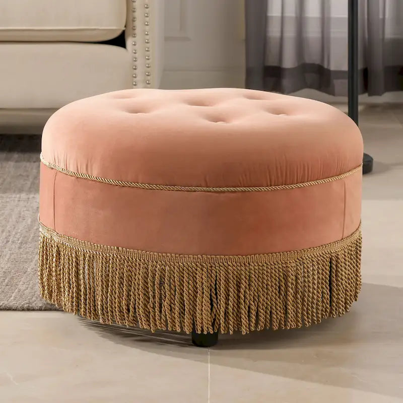 Pouf rotondo d'accento in velluto color pesca, arancione e giallo dorato, trapuntato con frange, monoposto
