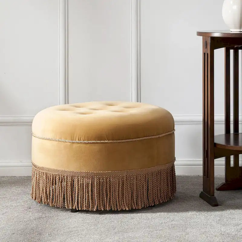 Pouf rotondo d'accento in velluto color pesca, arancione e giallo dorato, trapuntato con frange, monoposto