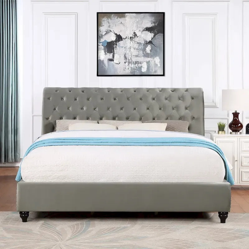 Letto a slitta rivestito in velluto grigio con bottoni e borchie – Queen/King