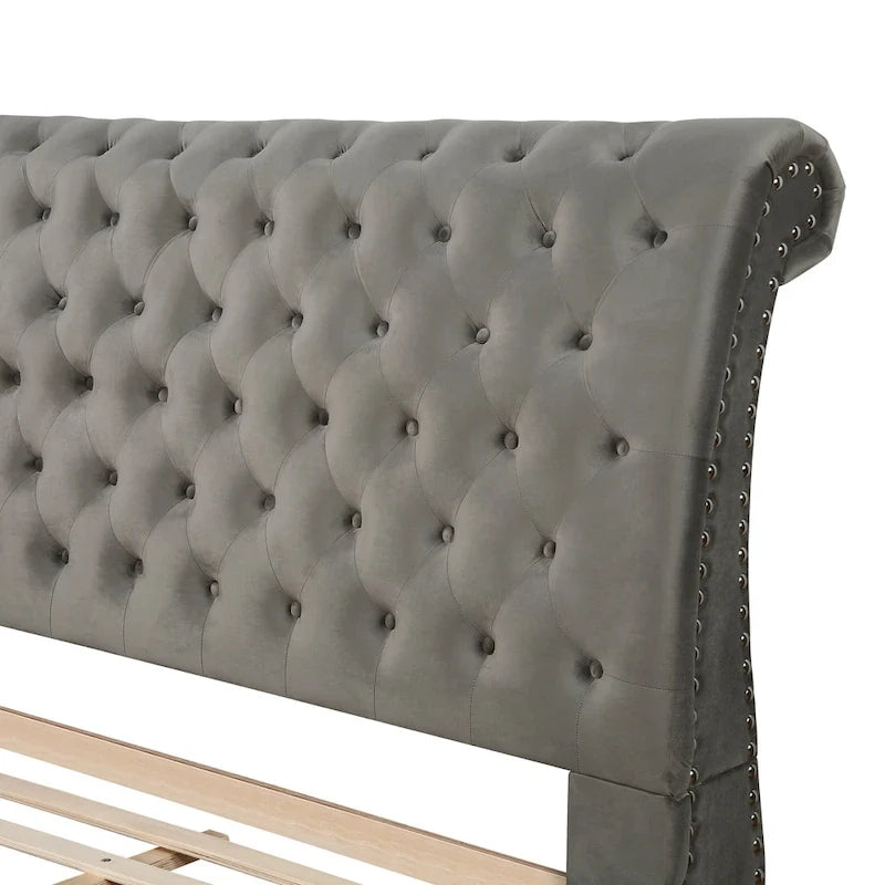 Letto a slitta rivestito in velluto grigio con bottoni e borchie – Queen/King