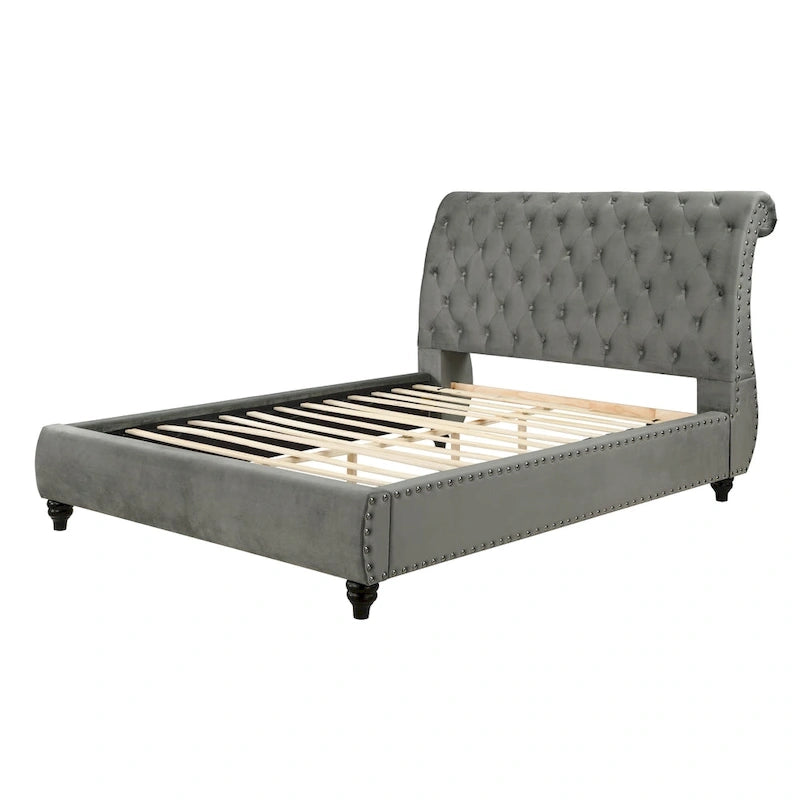 Letto a slitta rivestito in velluto grigio con bottoni e borchie – Queen/King