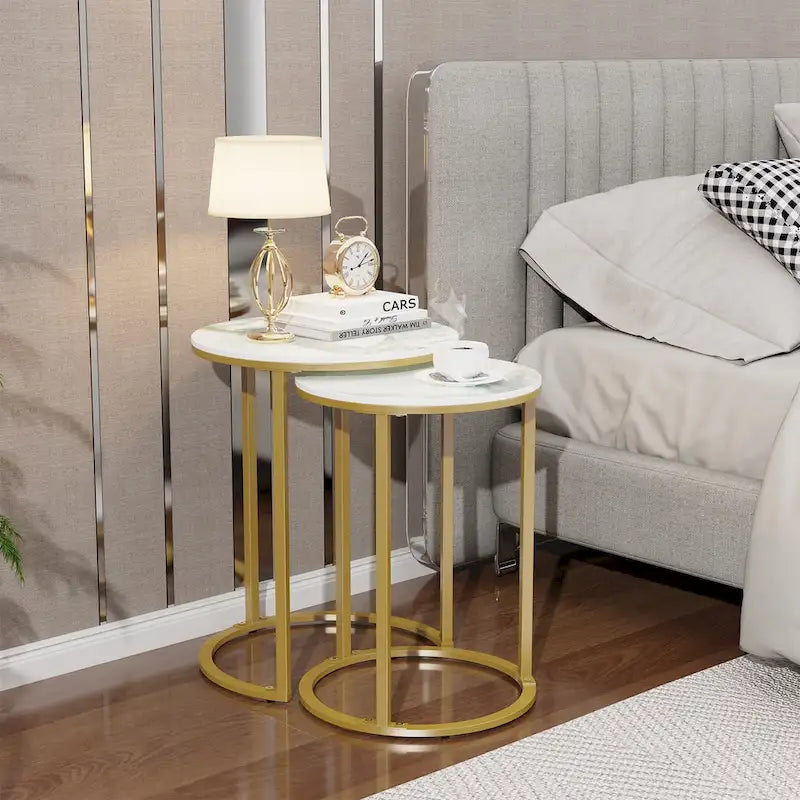 Set di 2 tavolini a incastro con ripiano in marmo bianco e base dorata