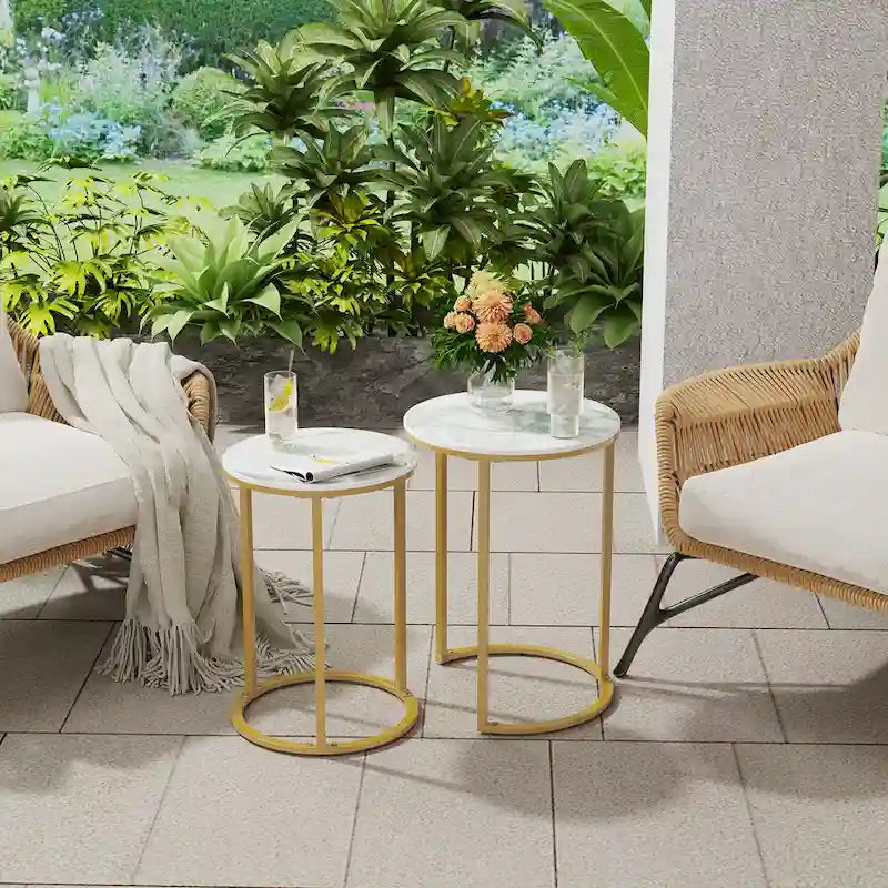 Set di 2 tavolini a incastro con ripiano in marmo bianco e base dorata